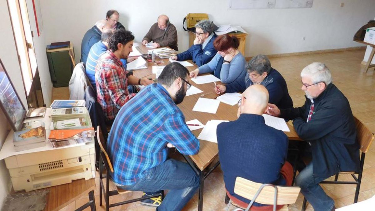 Representantes de la Asociación Pueblos de San Vitores durante la reunión.-ECB