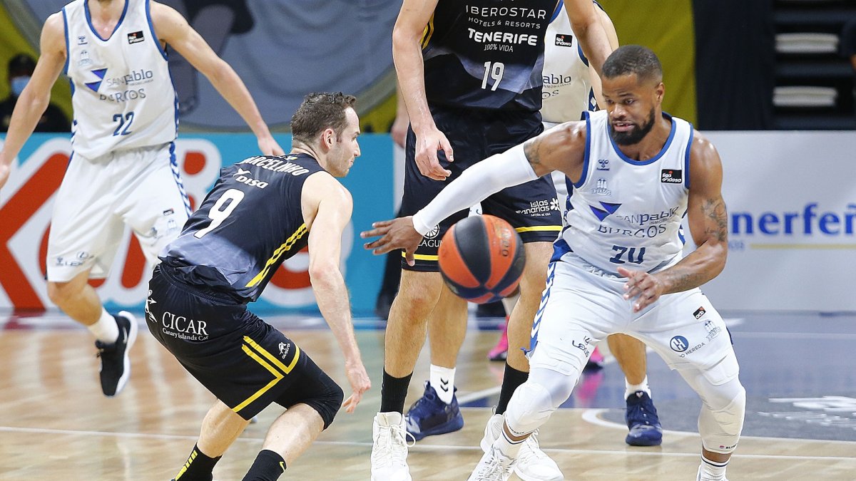 Cook roba el balón a Marcelinho en el precedente liguero de este curso entre el Tenerife y el San Pablo. ACB PHOTO / E. COBOS
