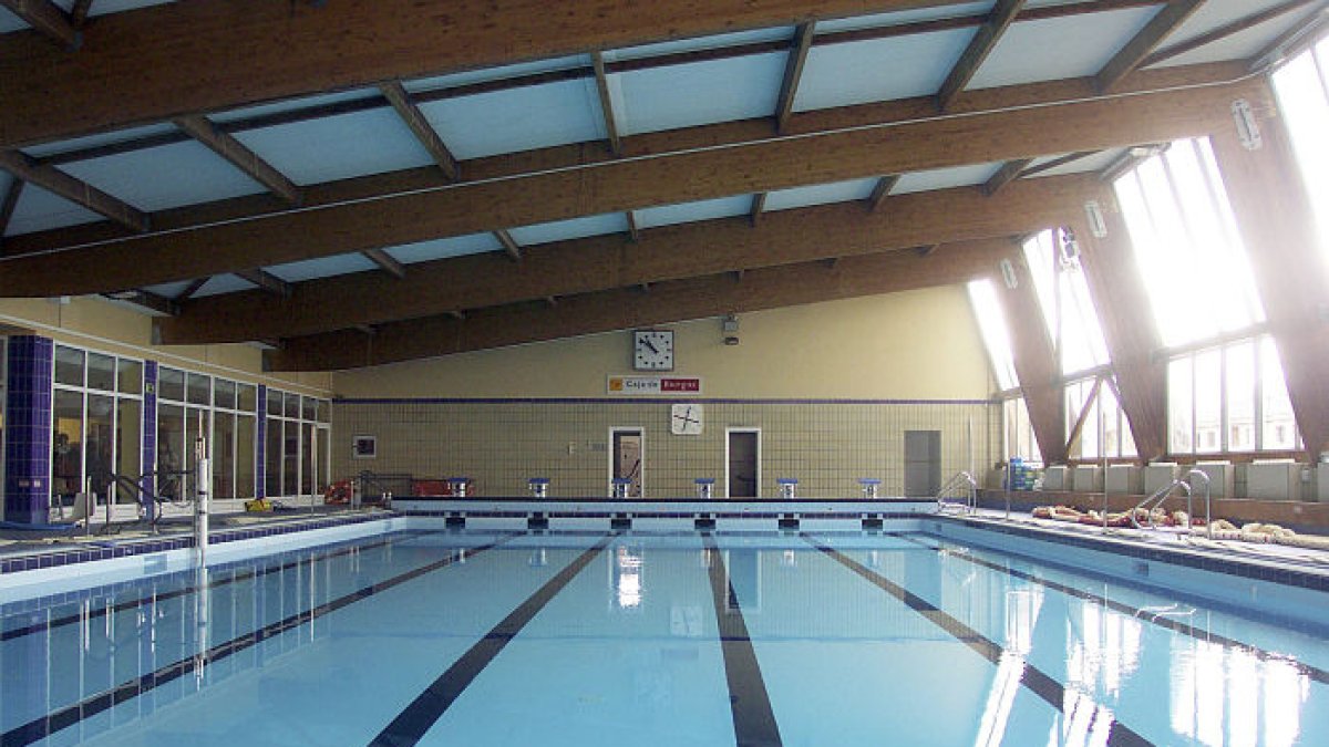 La piscina cubierta de Aranda está cerrada desde el pasado mes de julio. L. V.