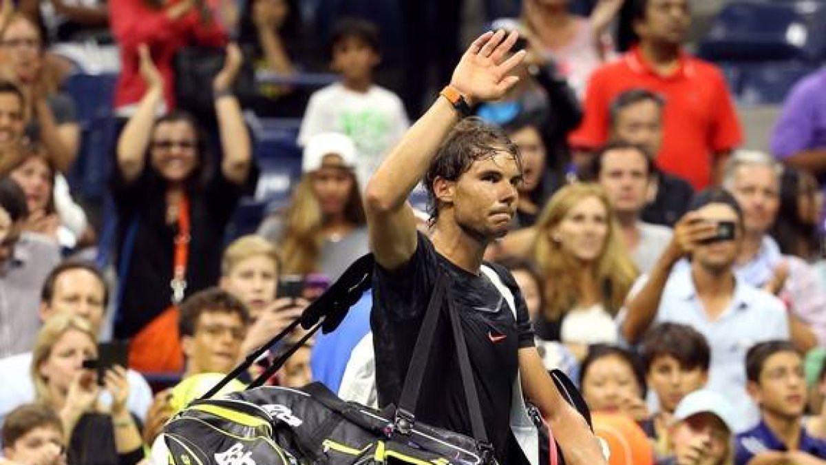 Rafa nadal saluda al público tras caer eliminado del Abierto de EEUU ante Fabio Fognini.-AFP / STREETER LECKA