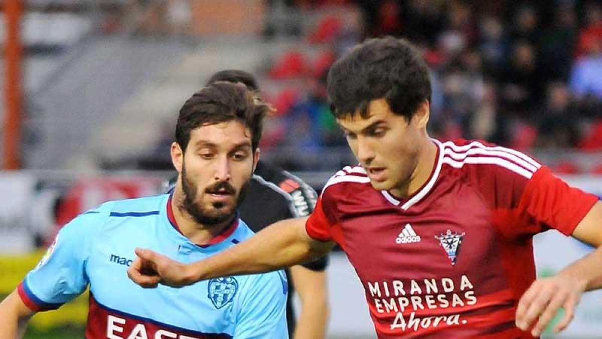 Néstor Salinas controla un balón ante la presión de un defensor del Levante en el duelo de ayer-Jose Esteban Egurrola