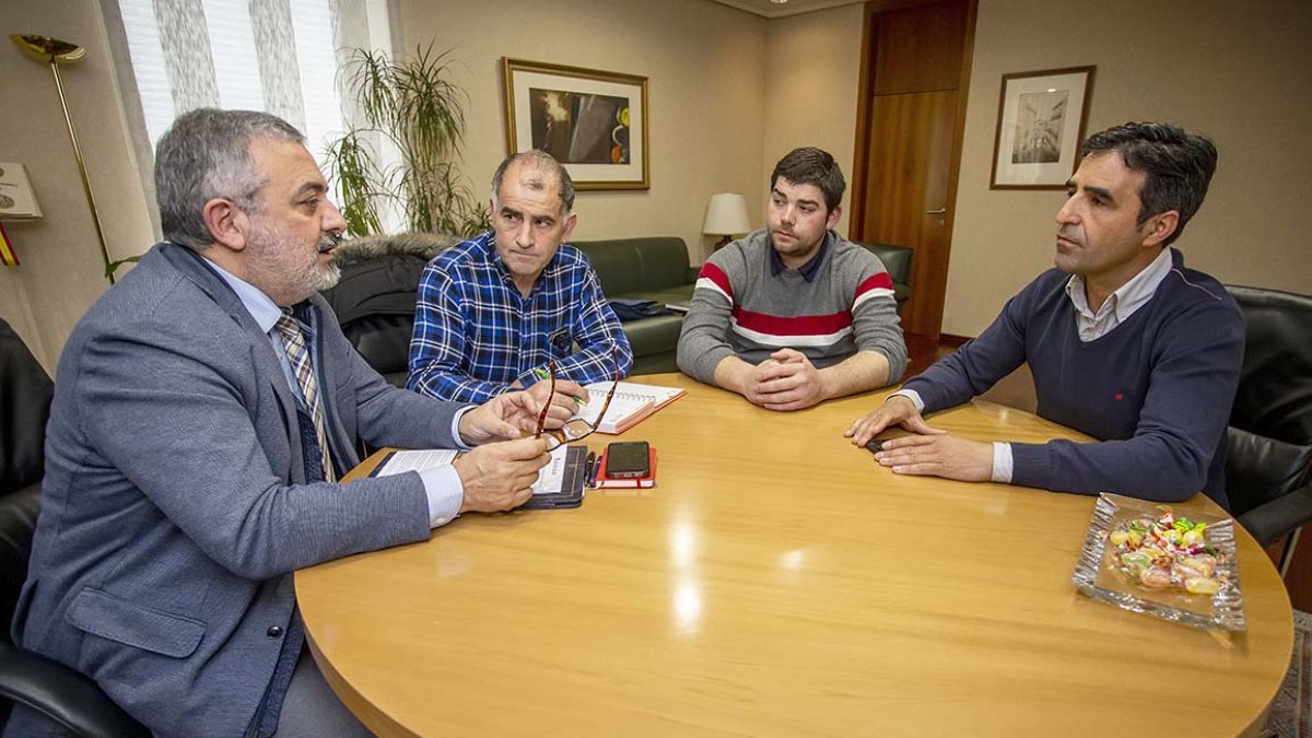 Los responsables de Asaja , COAG y UPA se reunieron ayer con el subdelegado Pedro de la Fuente en la capital (izq).