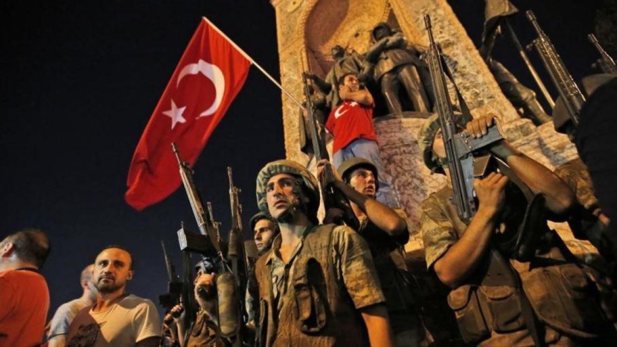 Soldados y partidarios del presidente Erdogán en la Plaza Taksim de Estambul.-AP / EMRAH GURAL