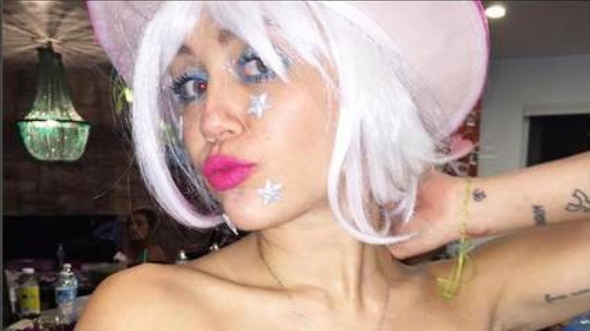 Miley Cyrus, tapándose los pezones en Instagram.-