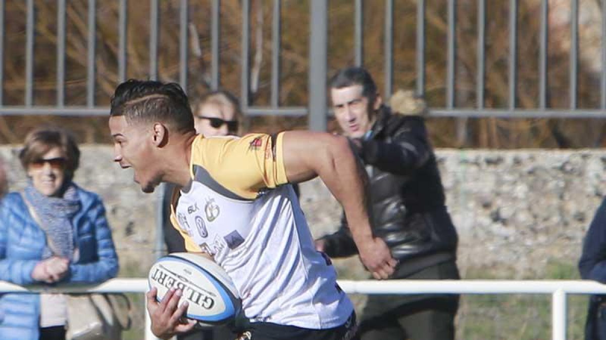 Sauls avanza en busca de la línea de marca.-RAÚL OCHOA