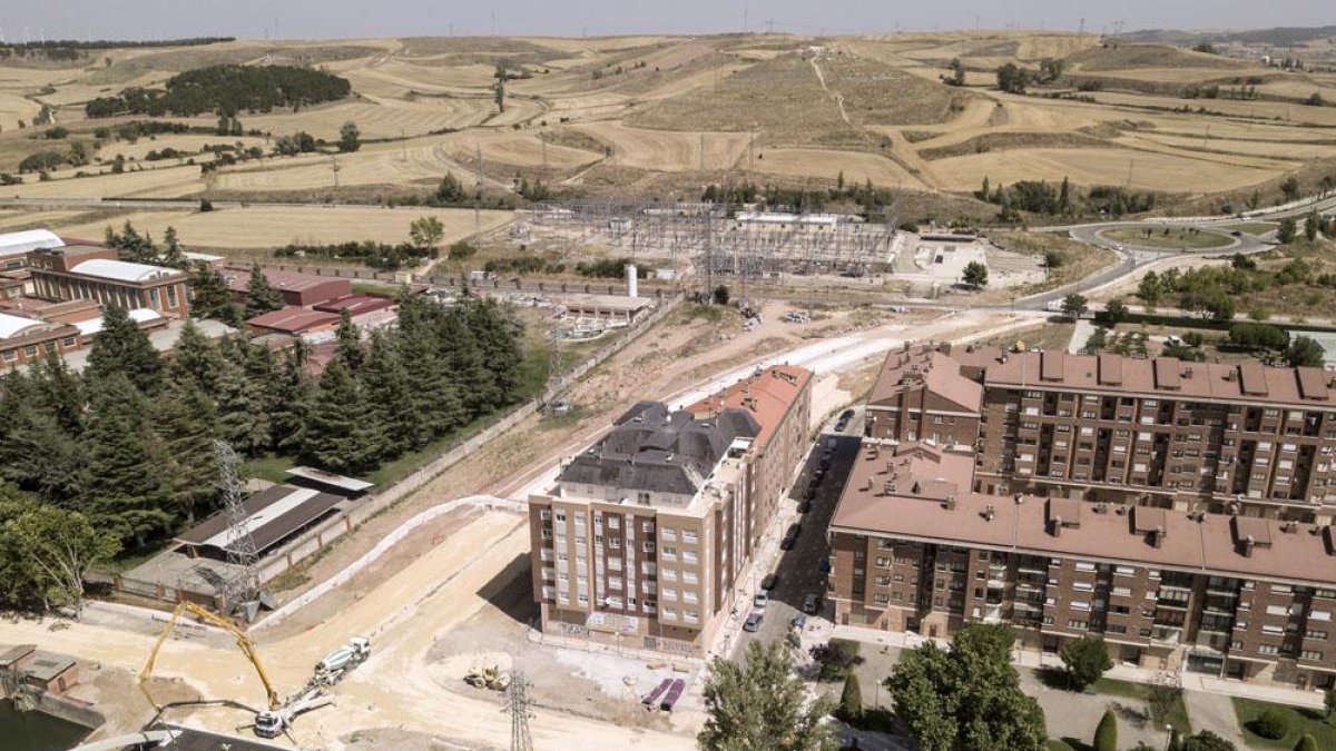 Vista elevada de la prolongación del vial a continuación del puente de Las Rebolledas hasta la rotonda de la avenida Valentín Niño durante la realización de las obras.-ISRAEL L. MURILLO