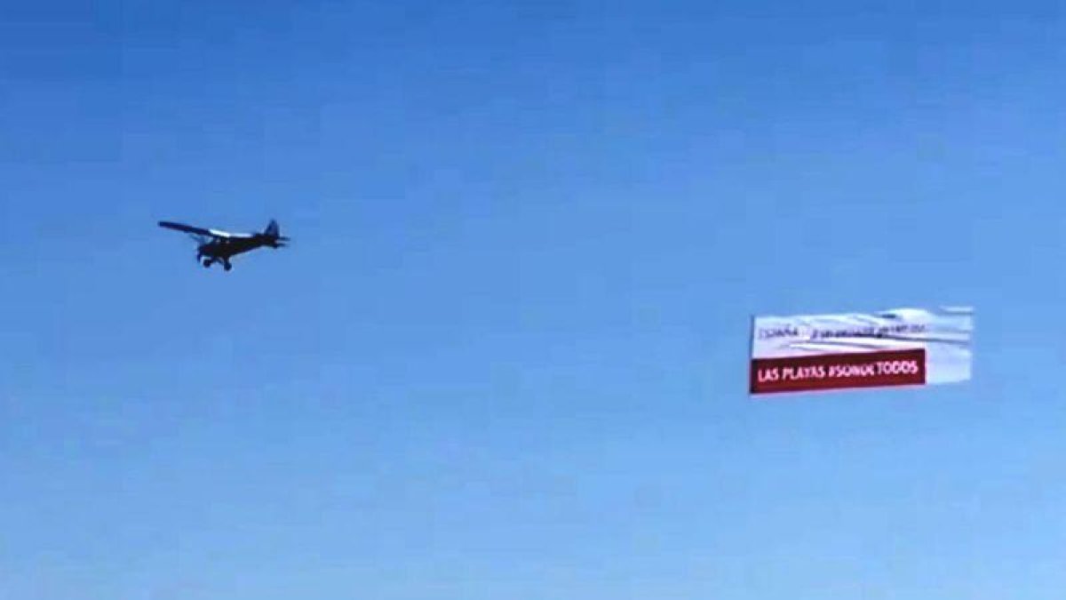 Avioneta de España Ciudadana sobrevolando las playas catalanas, este miércoles.-TWITTER