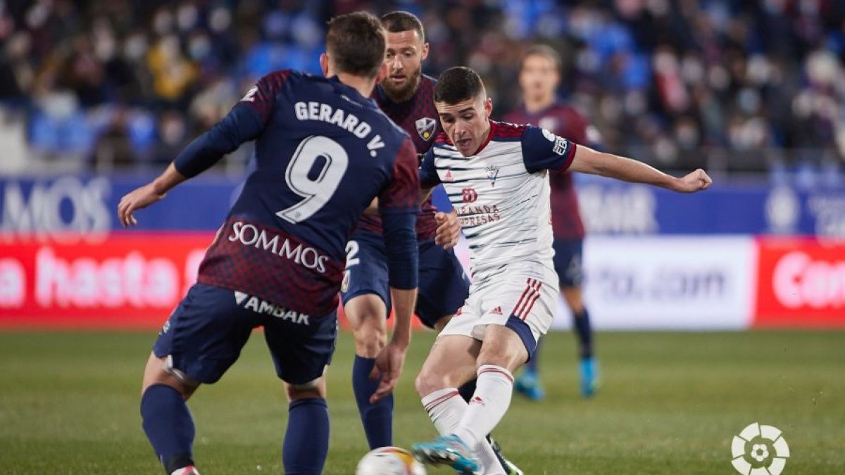 Camello busca posición de remate. LALIGA