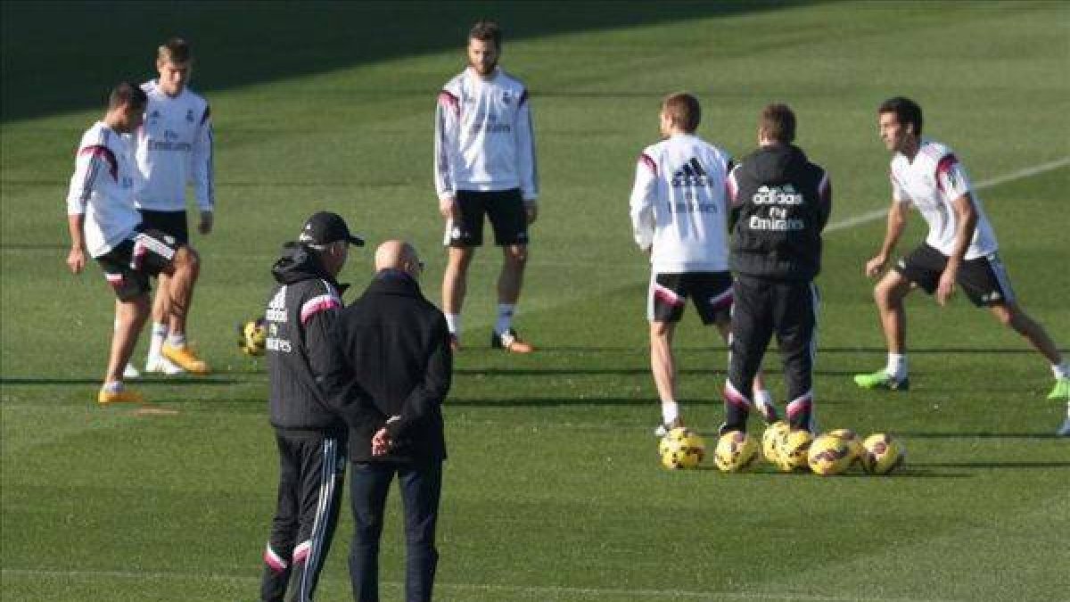 Carlo Ancelotti sigue el entrenamiento del Madrid acompañado por Arrigo Sacchi.-Foto: EFE / J. J. GUILÉN