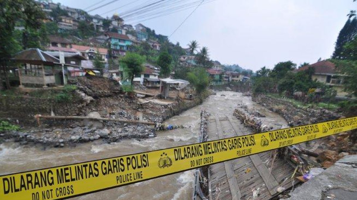 Las lluvias torrenciales de los días previos anegaron de forma extendida nueve municipios y ciudades de Bengkulu.-AFP
