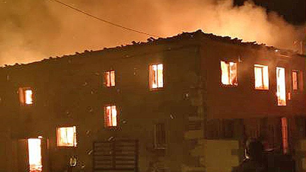 El incendio comenzó en torno a las 18 horas del viernes 4 de enero y rápidamente consumió la vivienda.-ECB