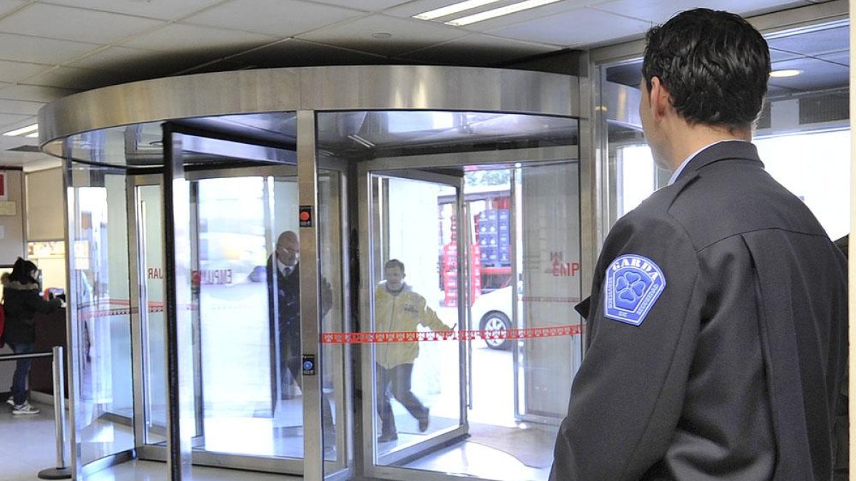Un guardia de seguridad vigila la entrada del Ayuntamiento.-ISRAEL L. MURILLO