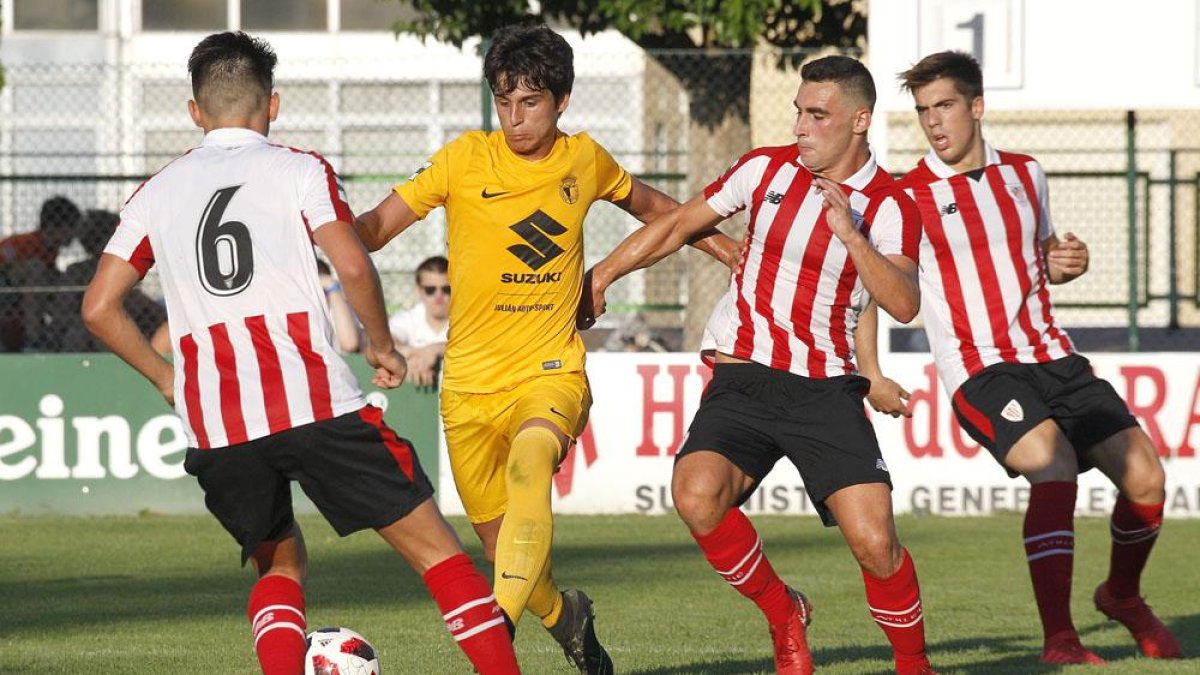 Soto conduce el balón.-SANTI OTERO