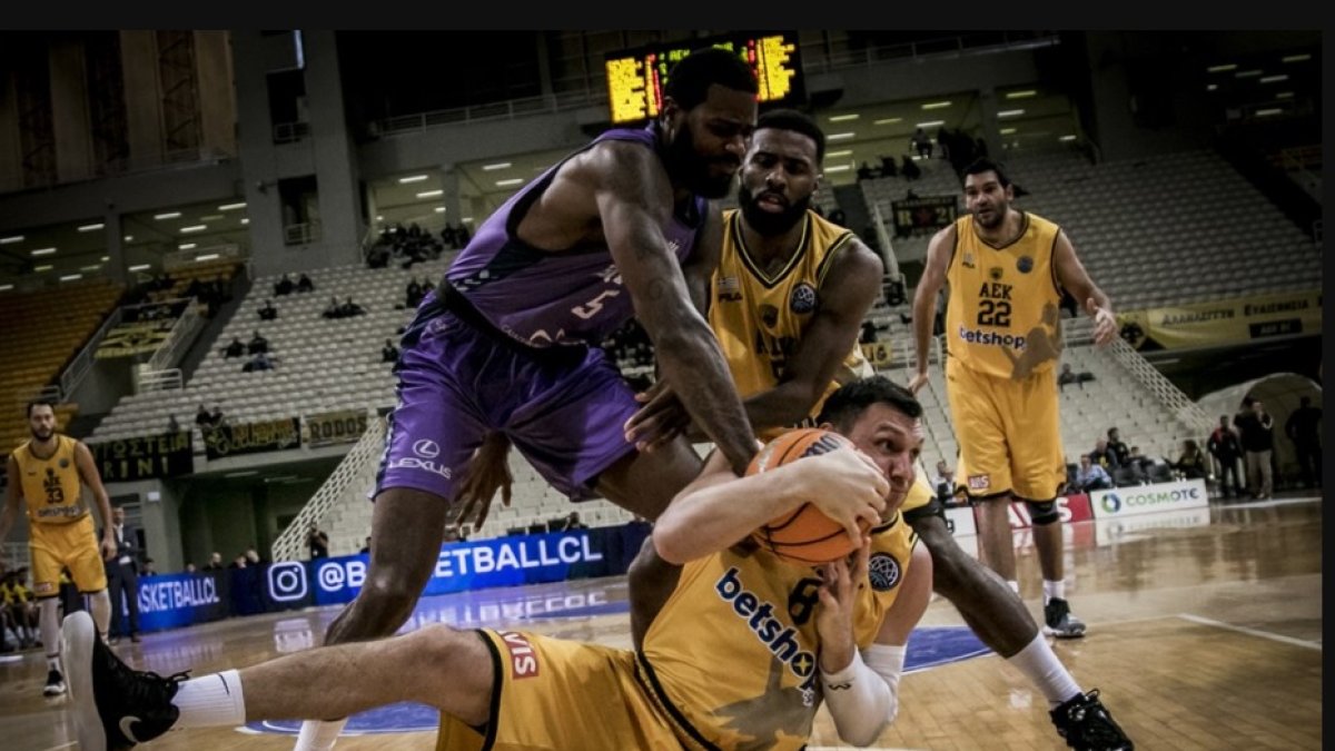 Clark lucha por un balón con Maciulis en el AEK-San Pablo disputado en el OAKA en noviembre de 2019. FIBA
