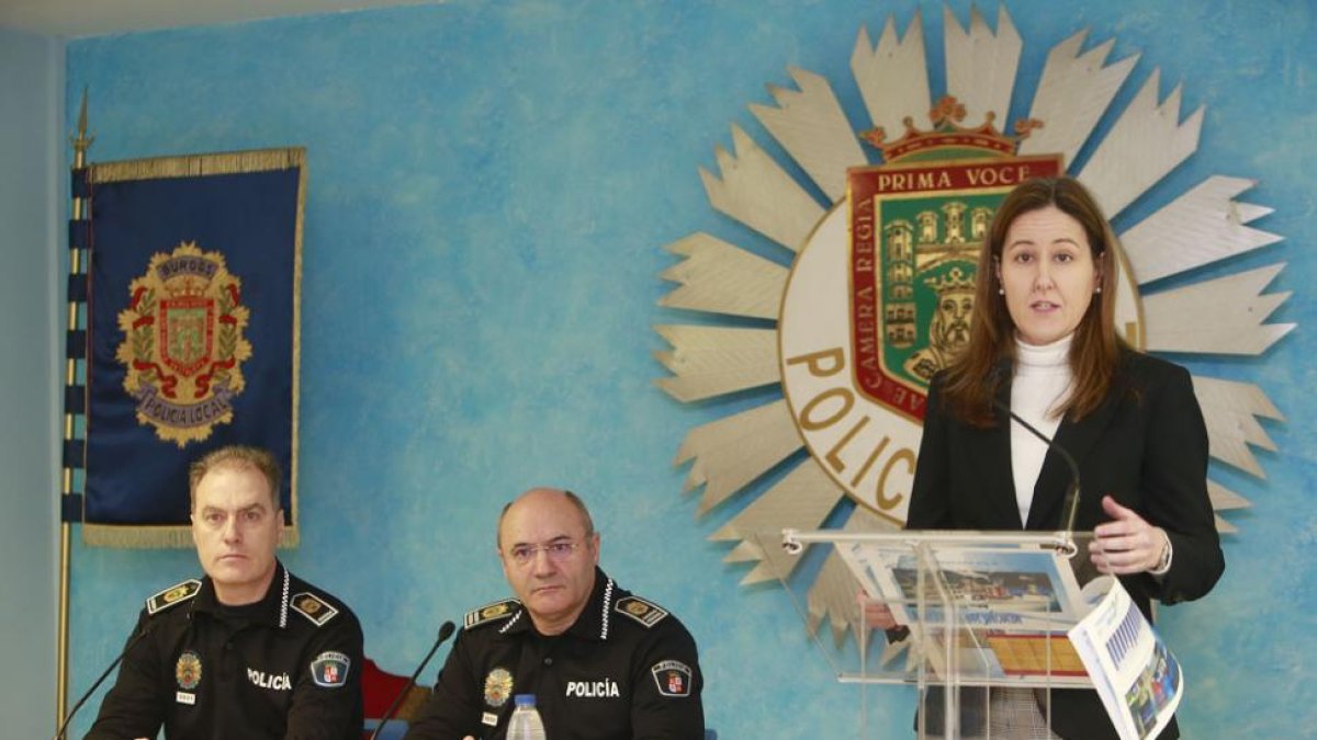 Gema Conde presentó el balance de 2015 de la Policía Local, junto con el intendente jefe, Fernando Sedano, y el Mayor de la Policía, Félix Ángel García.-RAÚL OCHOA