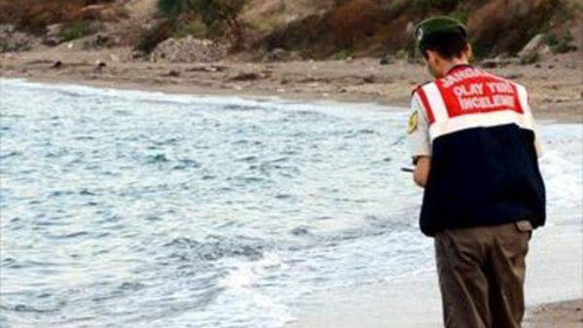 Un guardacostas turco se lleva el cuerpo sin vida de Aylan Kurdi, de tres años.-REUTERS