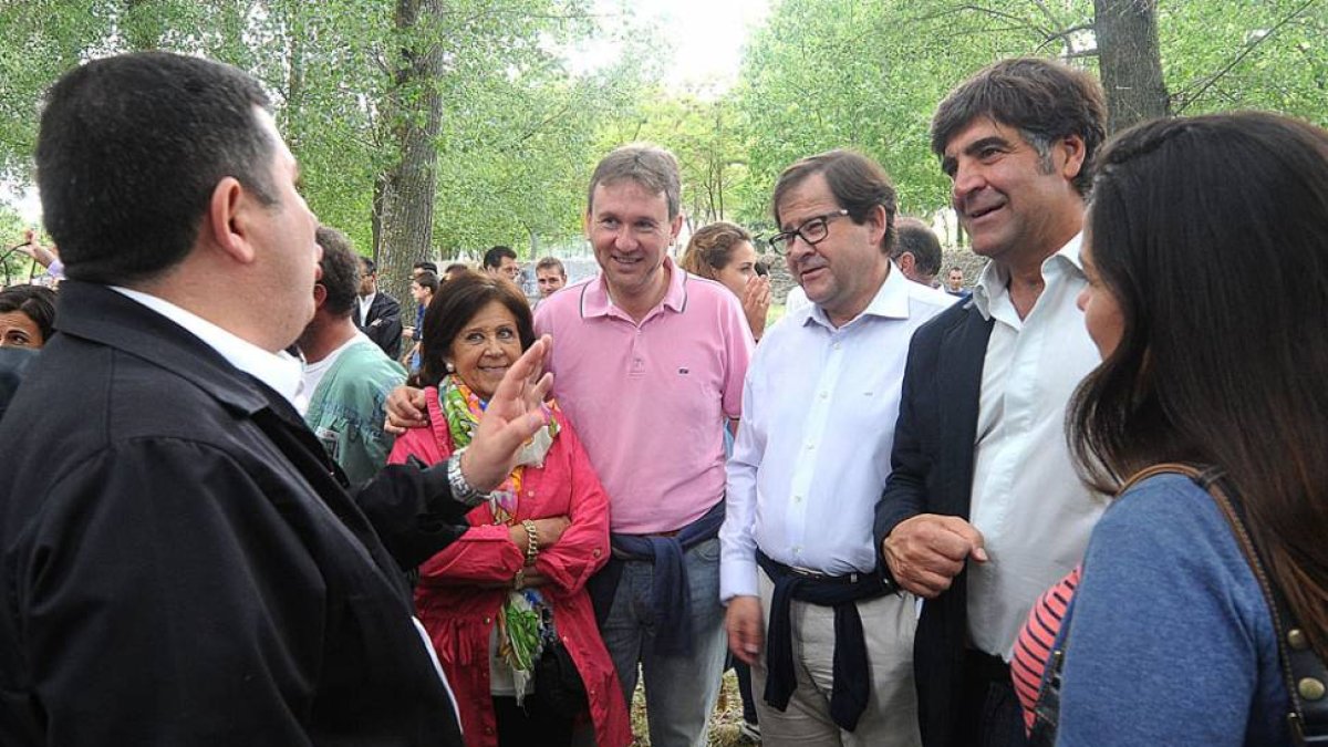 El presidente de la Hermandad de Peñas (izq.) charla con los populares.-ISRAEL L. MURILLO