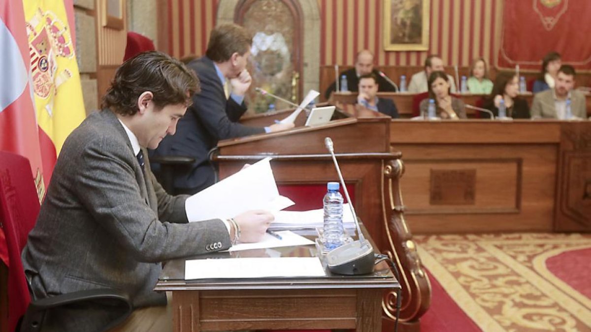 El secretario, Luis Alfonso Manero, se sienta a la derecha de Javier Lacalle en el Pleno municipal.-RAÚL G. OCHOA