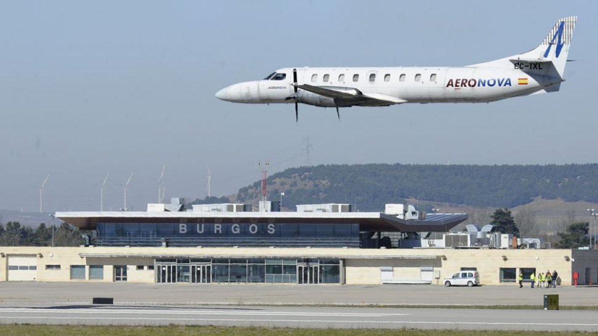 Un avión sobrevuela el aeropuerto de Villafría en Burgos.-ISRAEL L. MURILLO