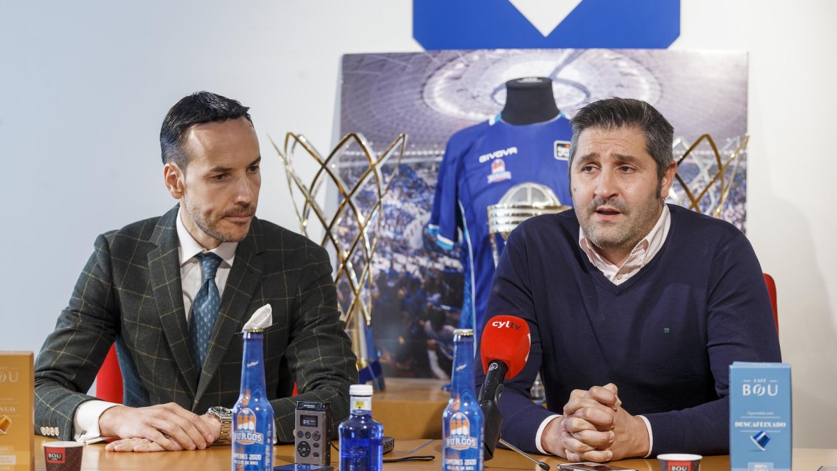 Félix Sancho y Albano Martínez, durante la rueda de prensa celebrada ayer en la sede del San Pablo Burgos. SANTI OTERO