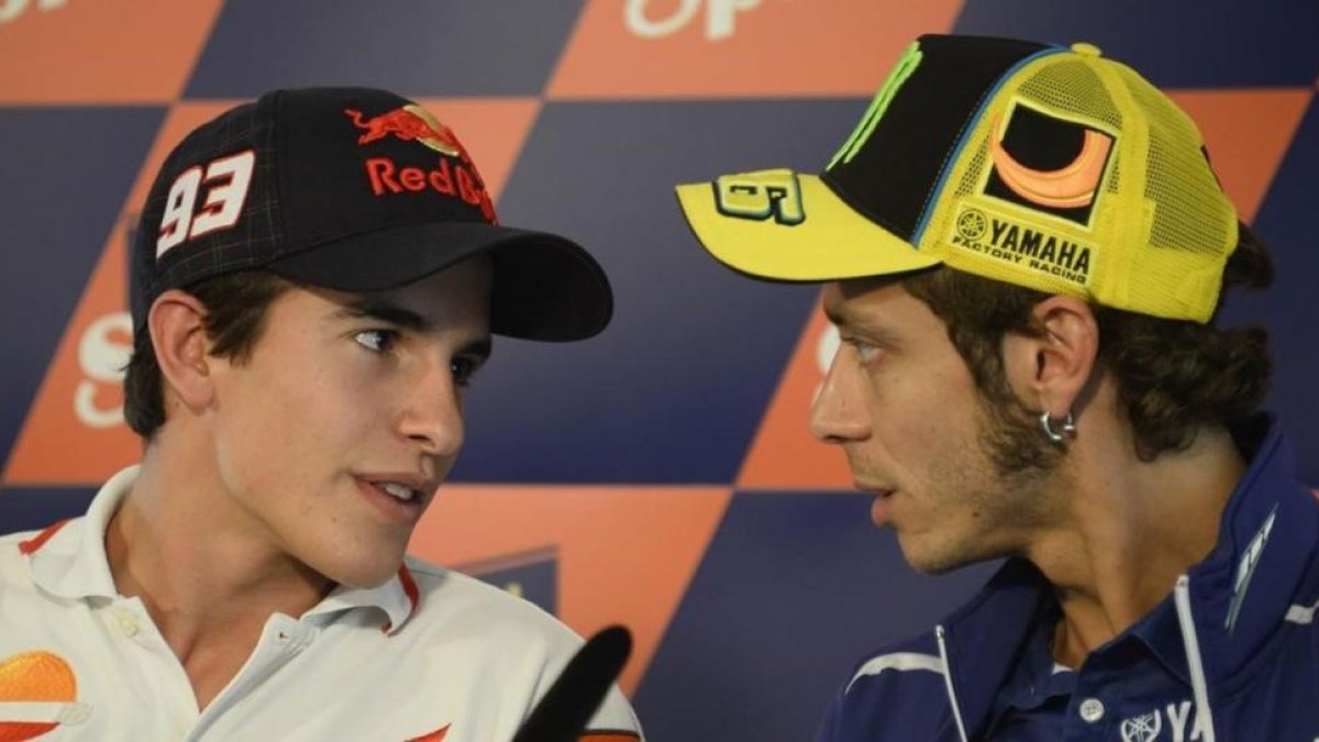 Marc Márquez y Valentino Rossi conversan en una conferencia de prensa.-MIRCO LAZZARI