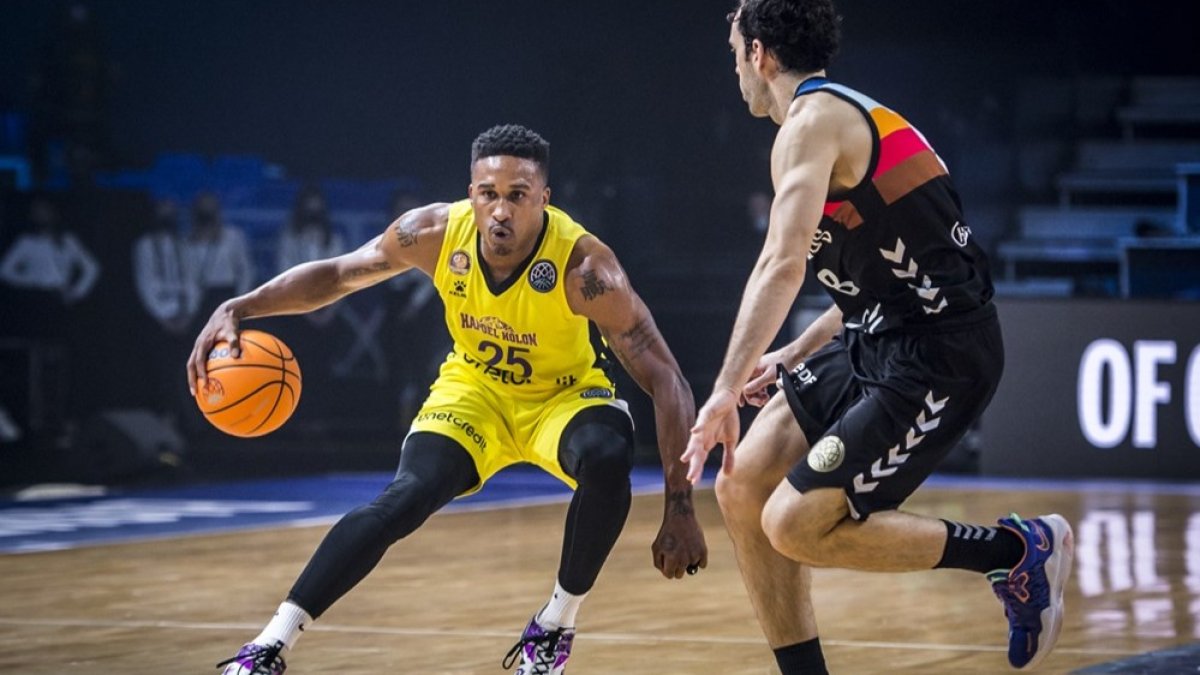 McGee intenta superar a Benite en la Final a 8 celebrada en Nizhny Novgorod. FIBA