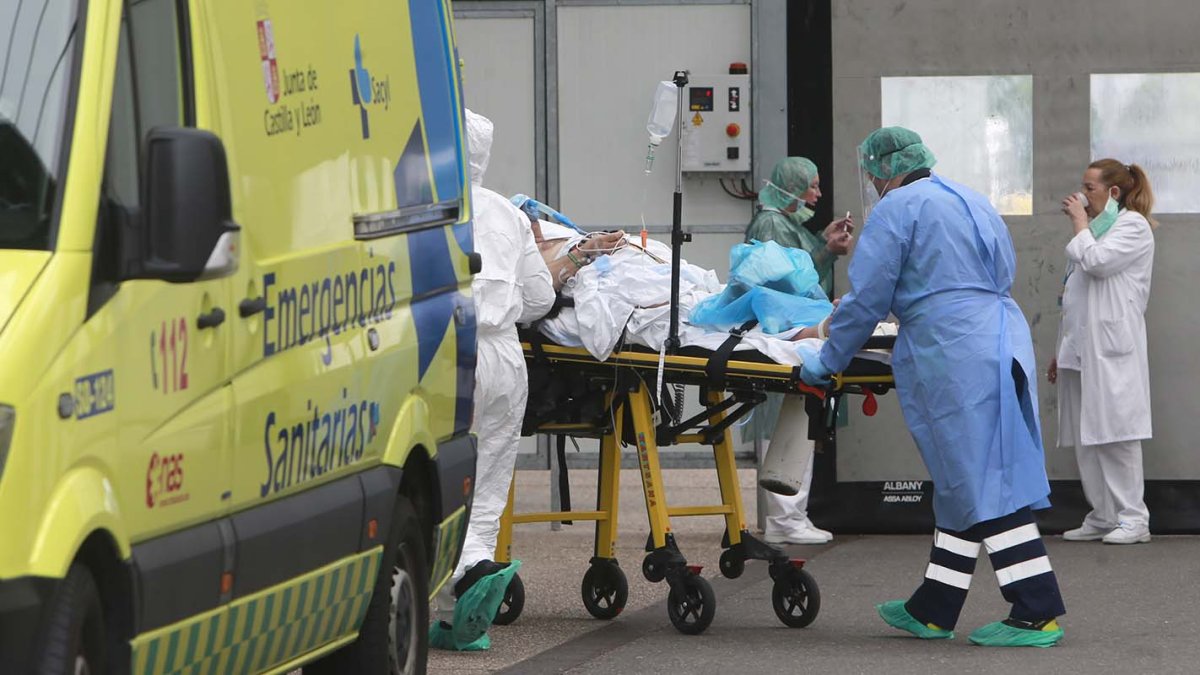 Traslado de un paciente en el HUBU. RAÚL G. OCHOA