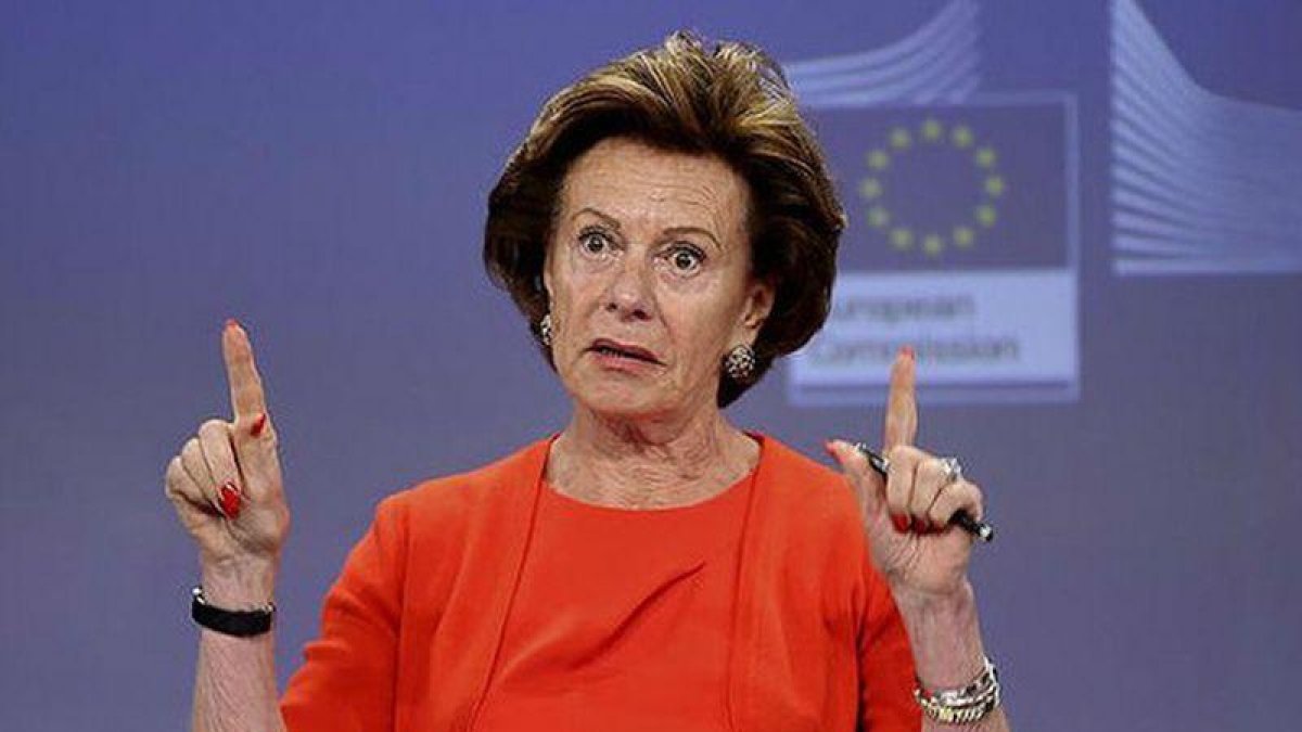 La excomisaria europea de Agenda Digital, Neelie Kroes, durante una rueda de prensa en Bruselas cuando era comisaria.-EFE / OLIVIER HOSLET