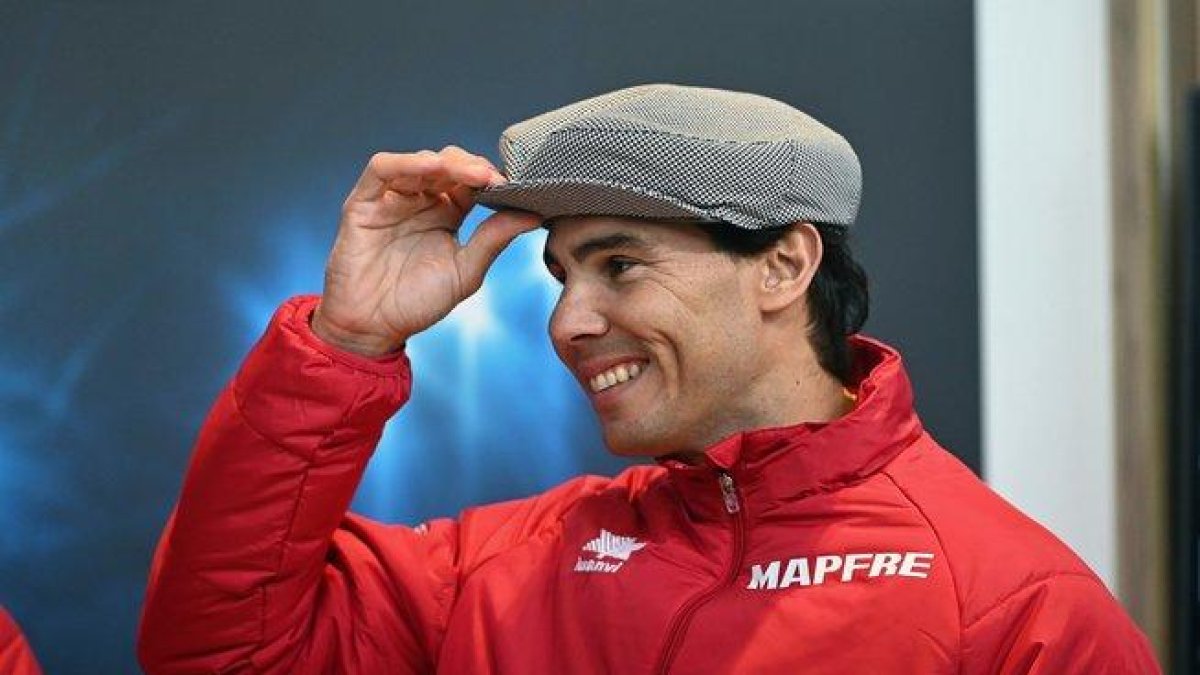 Rafael Nadal bromea con una gorra de chulapo.-EFE / FERNANDO VILLAR
