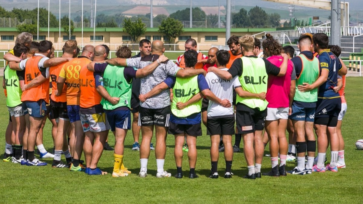 La plantilla del UBU Bajo Cero hace piña tras concluir el último entrenamiento previo al desplazamiento a Albacete. TOMÁS ALONSO