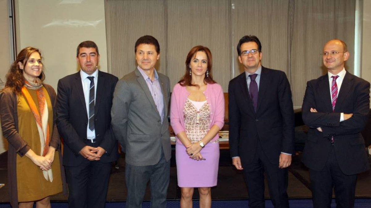 La consejera de Agricultura y Ganadería, Silvia Clemente, posa con los participantes en la clausura de la jornada Club de Prensa 'El nuevo marco normativo de la cadena alimentaria'-Ical