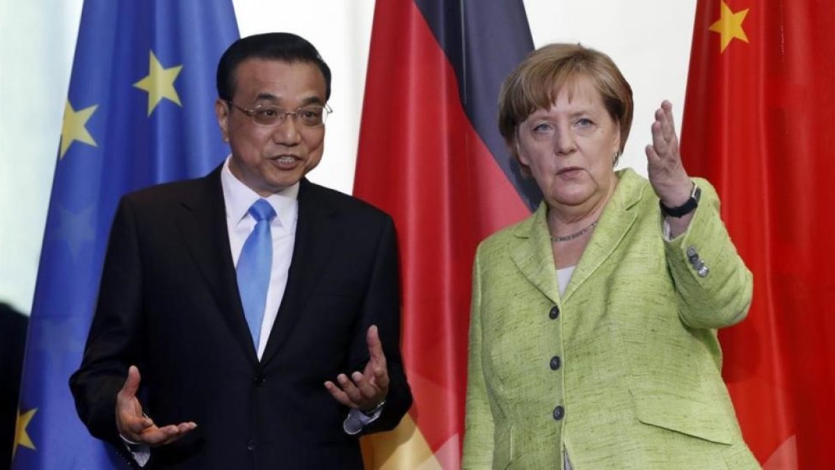 La cancillera alemana, Angela Merkel, y el primer ministro chino, Li Keqiang, a su llegada a una rueda de prensa en la Cancilleria de Berlin.-EFE / FELIPE TRUEBA
