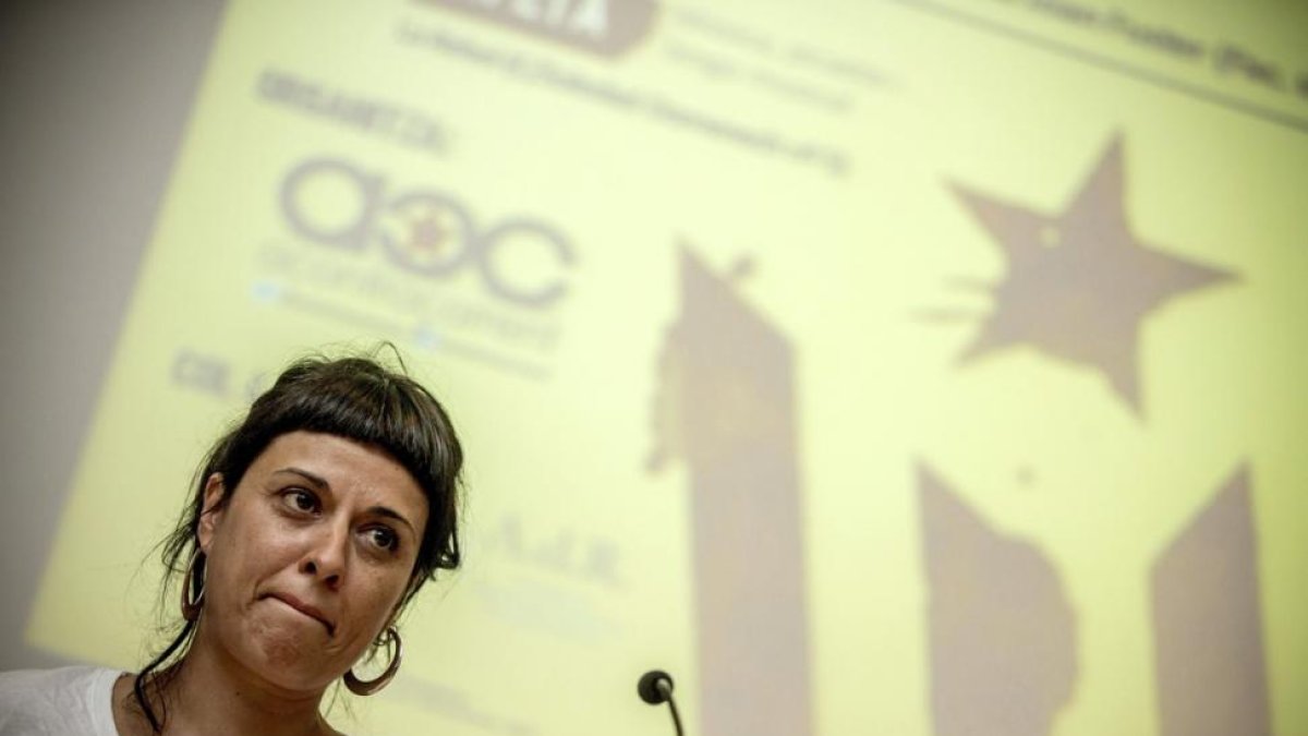 Anna Gabriel participa en una mesa redonda bajo el título Hacia una República Catalana en la Facultad de Geografía e Historía de la Universitat de Valencia-BIEL ALINO (EFE)