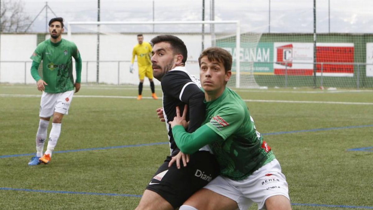 Adrián se dispone a recibir un balón presionado por un rival.-MORGAN / LA GACETA DE SALAMANCA