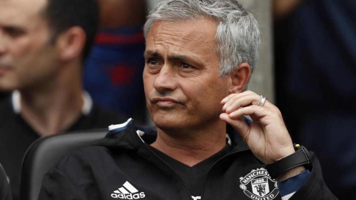 Mourinho, durante el encuentro entre el United y el Wigan.-REUTERS / LEE SMITH