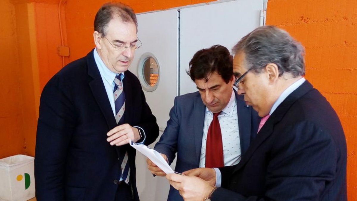 Jesús Martínez, presidente del CB Miraflores (centro), charla con los directivos del CB Tizona Miguel Ángel Benavente y Fernando Andrés.-D. A. L.