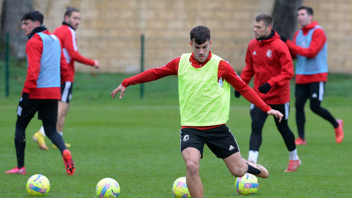 Curro Sánchez golpea al balón en el entrenamiento de hoy en La Deportiva. TOMÁS ALONSO