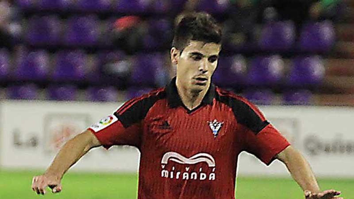 Javi Cantero con la camiseta del CD Mirandés.-JOSÉ ESTEBAN EGURROLA
