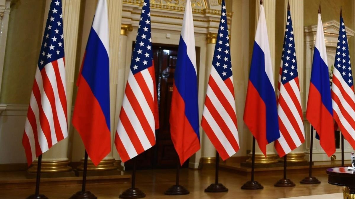 Banderas de Rusia y EEUU en el encuentro Putin-Trump /-BRENDAN SMIALOWSKI