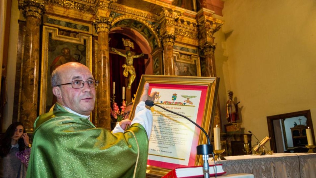 El cura pederasta José Manuel Ramos Gordón, durante el homenaje recibido en Tábara en octubre.-
