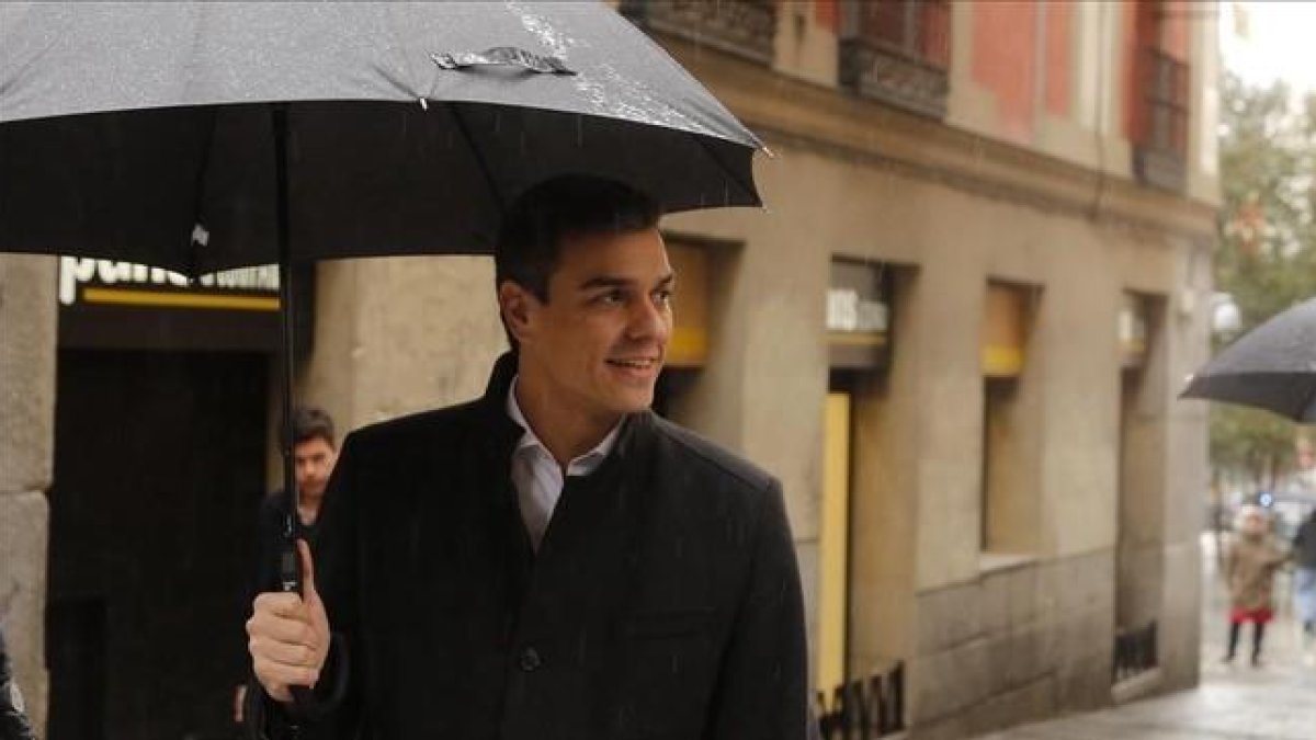 El líder del PSOE, Pedro Sánchez, este jueves antes de su reunión con expertos contra la violencia de género.-AGUSTÍN CATALÁN
