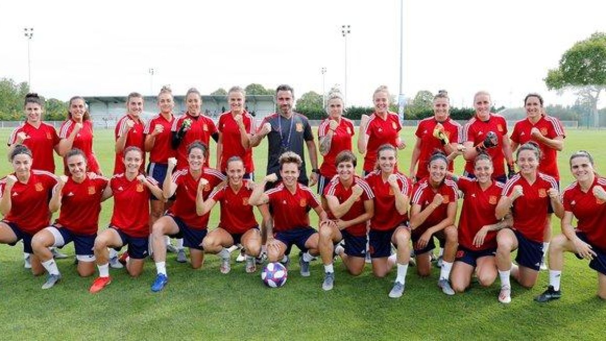 Las jugadoras españolas y el técnico, Jorge Vilda, en una foto distribuida el domingo por la federación española.-FEDERACIÓN ESPAÑOLA DE FÚTBOL / EFE (EFE)
