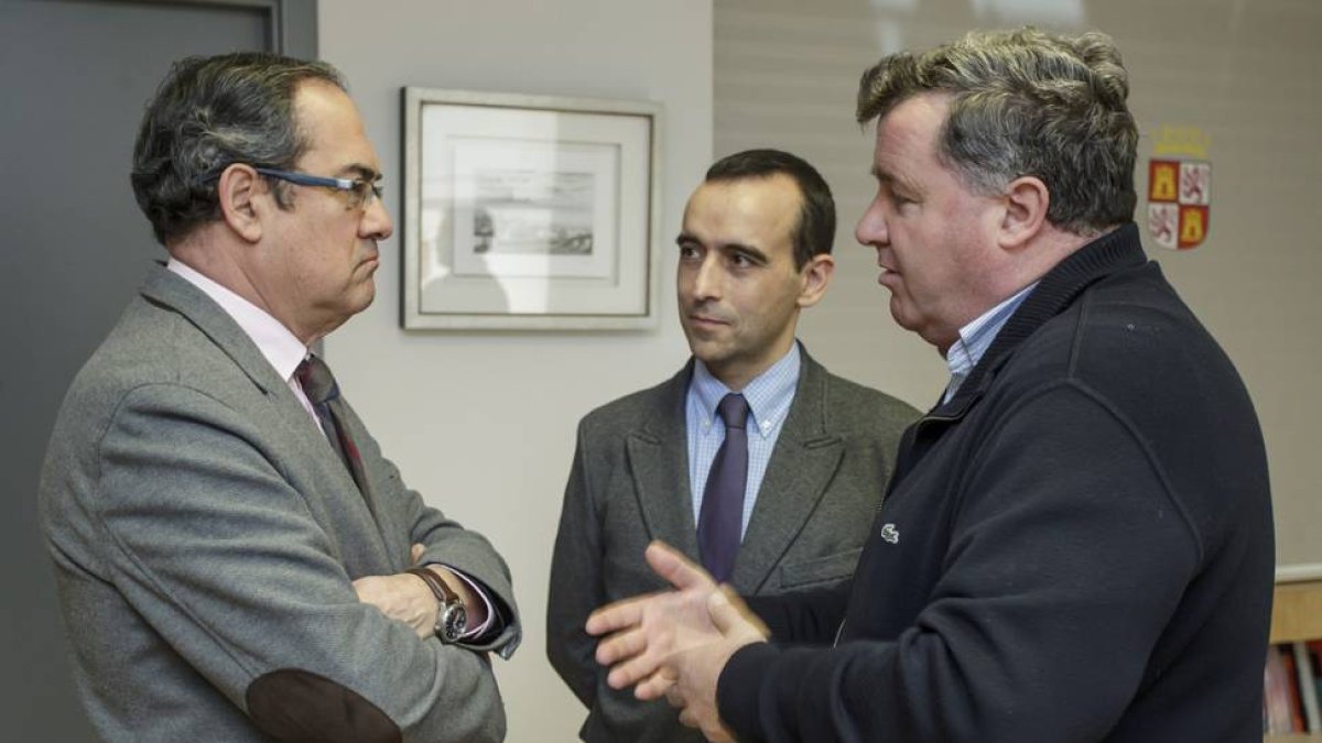 Un momento del encuentro entre el delegado (izq.), Sanz Cabrejas (centro) y Pascual (dcha.)-S. O.