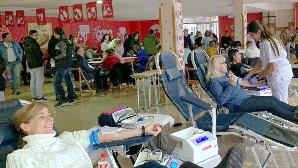 Más de 600 personas acudieron a donar sangre al colegio Sagrado Corazón, la mayoría por primera vez.-ECB