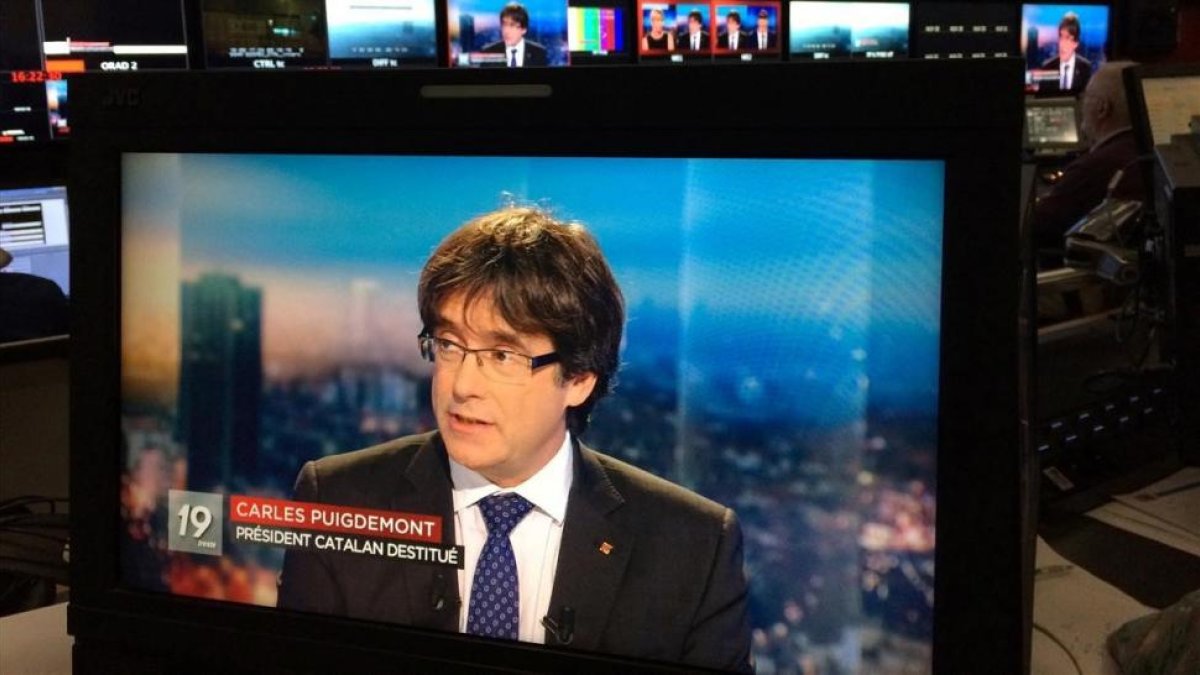 Carles Puigdemont, en los estudios de la televisión pública belga.-REUTERS