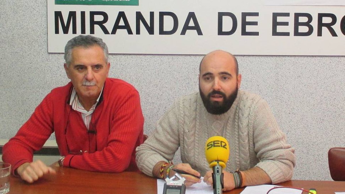 Guillermo Ubieto (izq.) junto al también miembro de la agrupación, Javier Domínguez.-E. M.