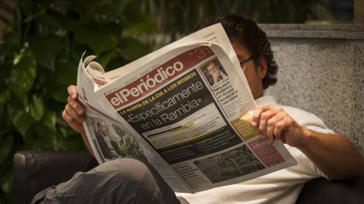 Portada de EL PERIÓDICO con la exclusiva de la alerta terrorista de la CIA a los Mossos.-CARLOS MONTAÑÉS