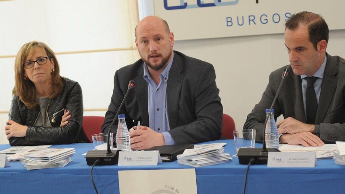 Emiliana Molero (FAE), Raúl Labarga y Andrés Gutiérrez de (ABEAV).-ISRAEL L. MURILLO