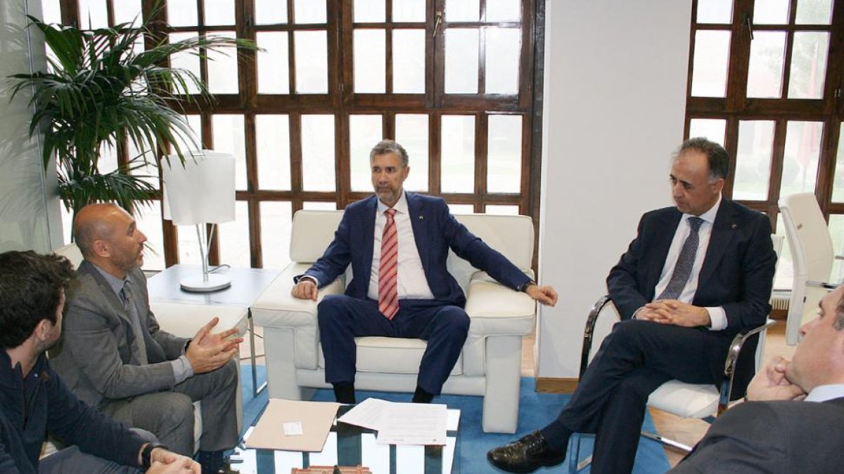 Imagen del encuentro entre responsablesde la UBU y Mahou-San Miguel.-ECB