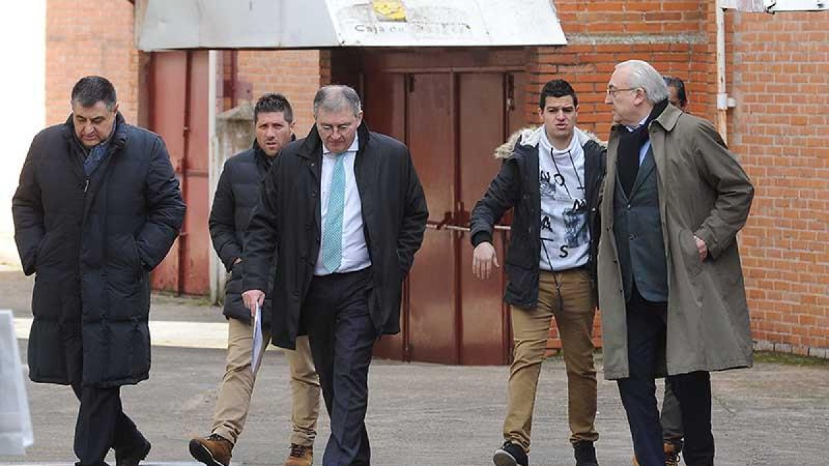 García (presidente), Fernández (director deportivo), Pascual (gerente) y Antón (responsable deportivo y económico) caminan por los aledaños de El Plantío.-RAÚL OCHOA